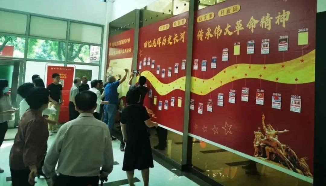 赵燕、俞渝与任泉讨论如何保持年轻